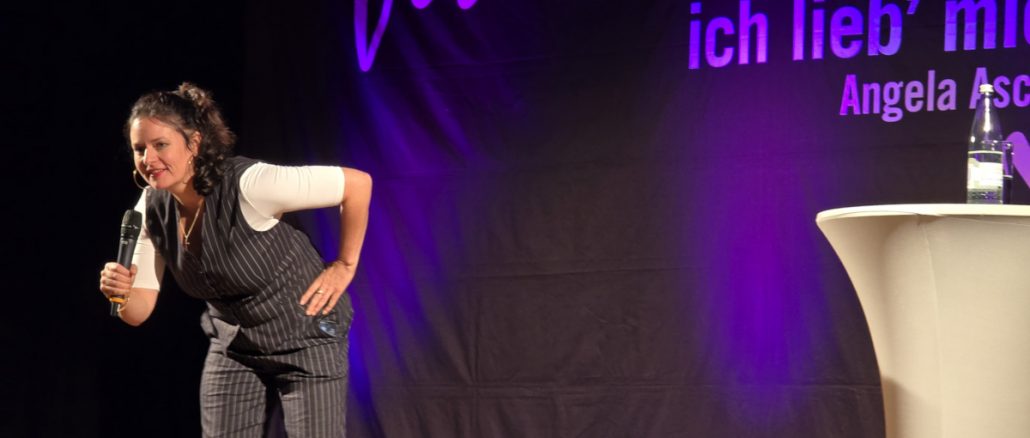 Angela Ascher auf der Bühne in Bischofsgrün