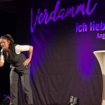 Angela Ascher auf der Bühne in Bischofsgrün