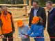Zwei Kinder schneiden mit einer Schere das Absperrband zur Eröffnung des Spielplatzes durch. Links daneben steht Winfried Pfahler, dahinter Martin Schöffel, rechts Florian Wiedemann
