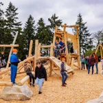 Kinder toben auf dem neuen Spielplatz am Ochsenkopf