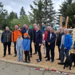 Gruppenfoto zur Spielplatzeröffnung am Ochsenkopf mit den Machern, Politikern und Gästen